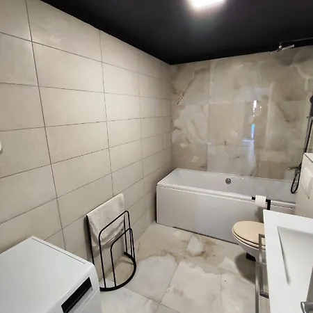 דירה Seaview Holiday Apartment, Fresh & Renovated נין