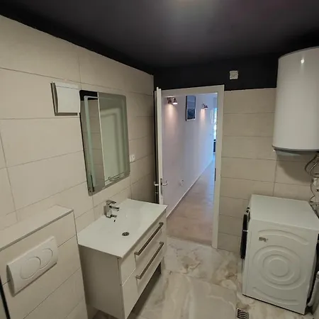 Seaview Holiday Apartment, Fresh & Renovated דירה נין