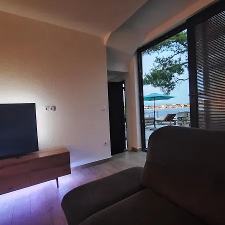 Seaview Holiday Apartment, Fresh & Renovated Apartman Nin