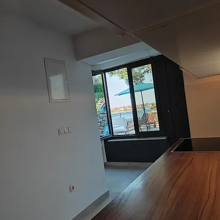 Seaview Holiday Apartment, Fresh & Renovated