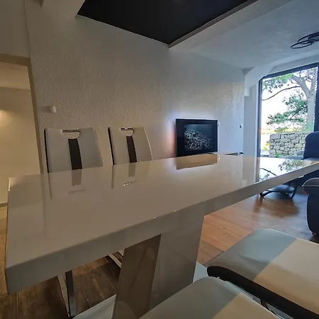 Seaview Holiday Apartment, Fresh & Renovated דירה